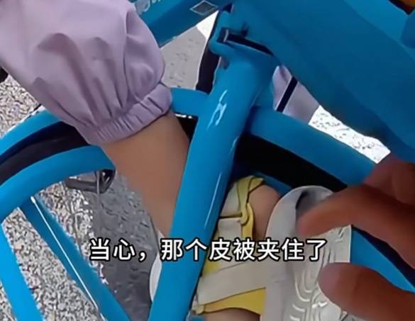 看着都疼<strong></p>
<p>华友钴业股票</strong>!上海街头一男子突然求助:10岁女儿被死死卡住!这个行为太危险→