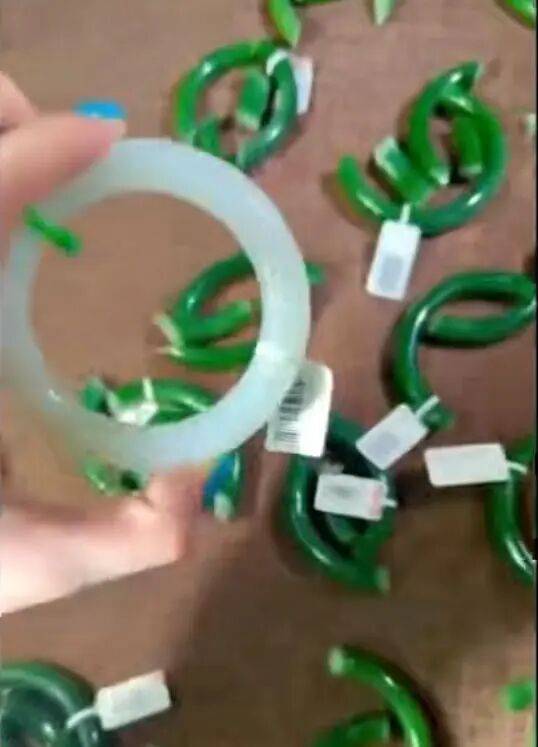 苏州一20岁店员不小心摔碎一盒玉镯损失百万<strong></p>
<p>华友钴业股票</strong>，老板未要赔偿安慰小伙别有压力