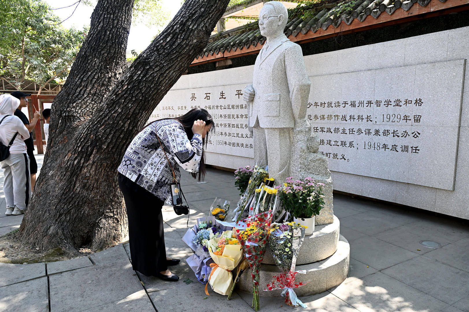 《沉默的荣耀》联合出品人:<strong></p>
<p>网易股票</strong>我们最终选择向真实深深鞠躬