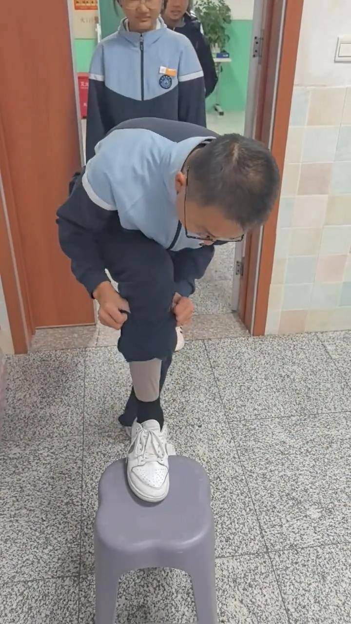 长春一班主任课前让学生排队受检“是否穿秋裤”<strong></p>
<p>网易股票</strong>,网友点赞:以后你会感谢老师