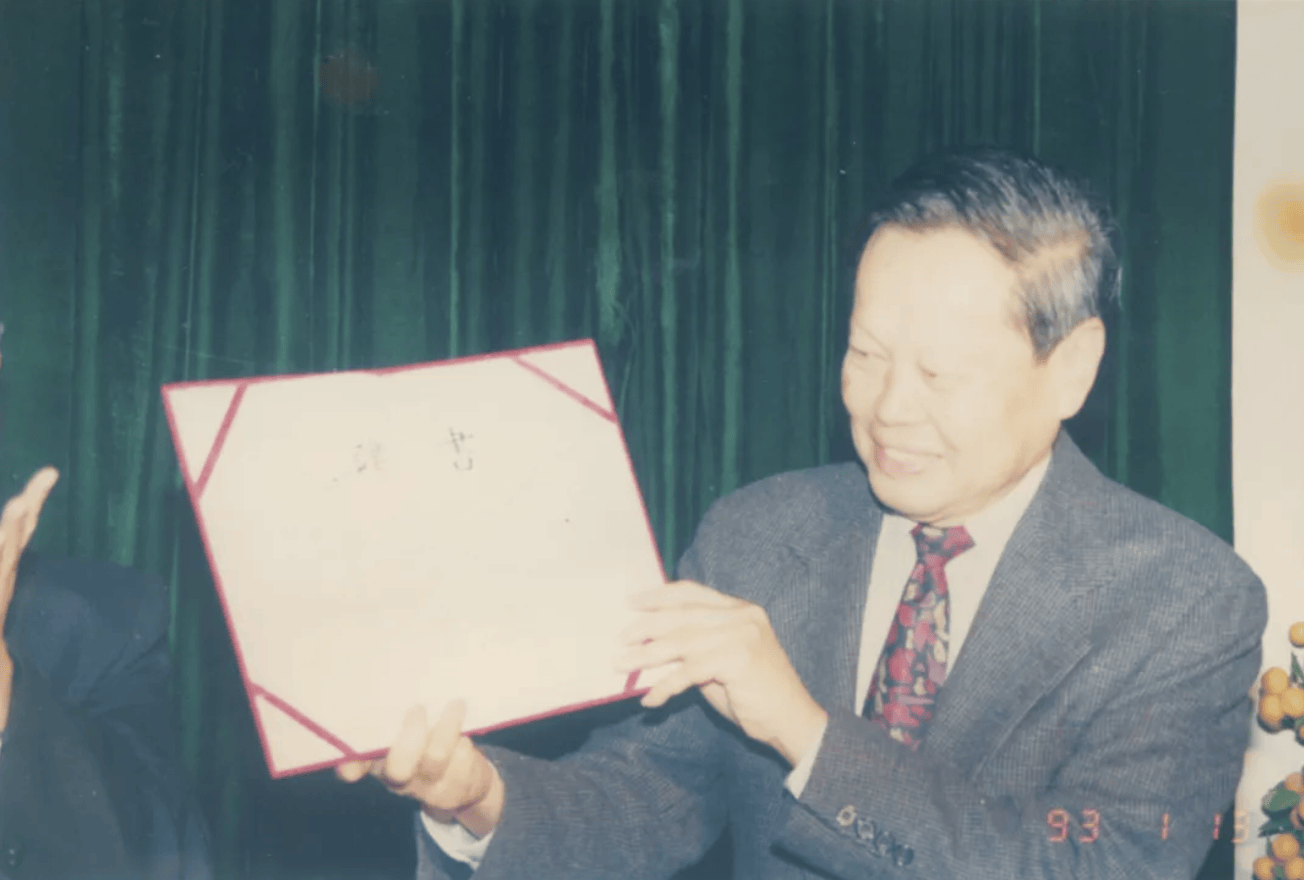 杨振宁为什么连续32年担任东莞理工学院名誉校长<strong></p>
<p>网易股票</strong>?