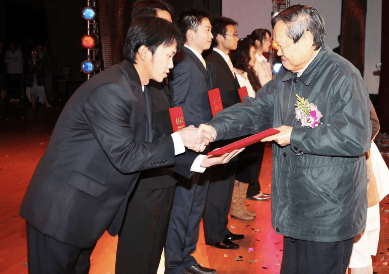 杨振宁为什么连续32年担任东莞理工学院名誉校长<strong></p>
<p>网易股票</strong>?