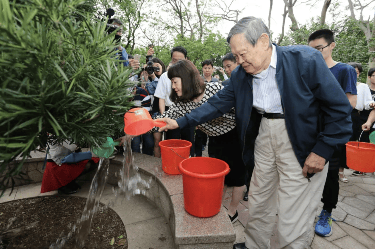 杨振宁为什么连续32年担任东莞理工学院名誉校长<strong></p>
<p>网易股票</strong>?