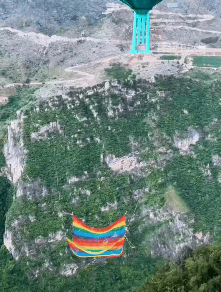 贵州花江峡谷大桥无绳蹦极引热议<strong></p>
<p>网易股票</strong>，工作人员：20-50米高度自选，下方有160㎡安全网接住