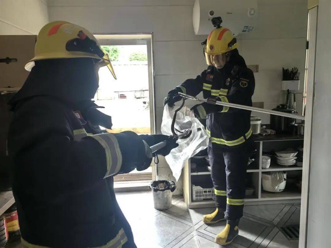 女子半夜上厕所<strong></p>
<p>贝因美股票</strong>,马桶里突然窜出一条蛇!