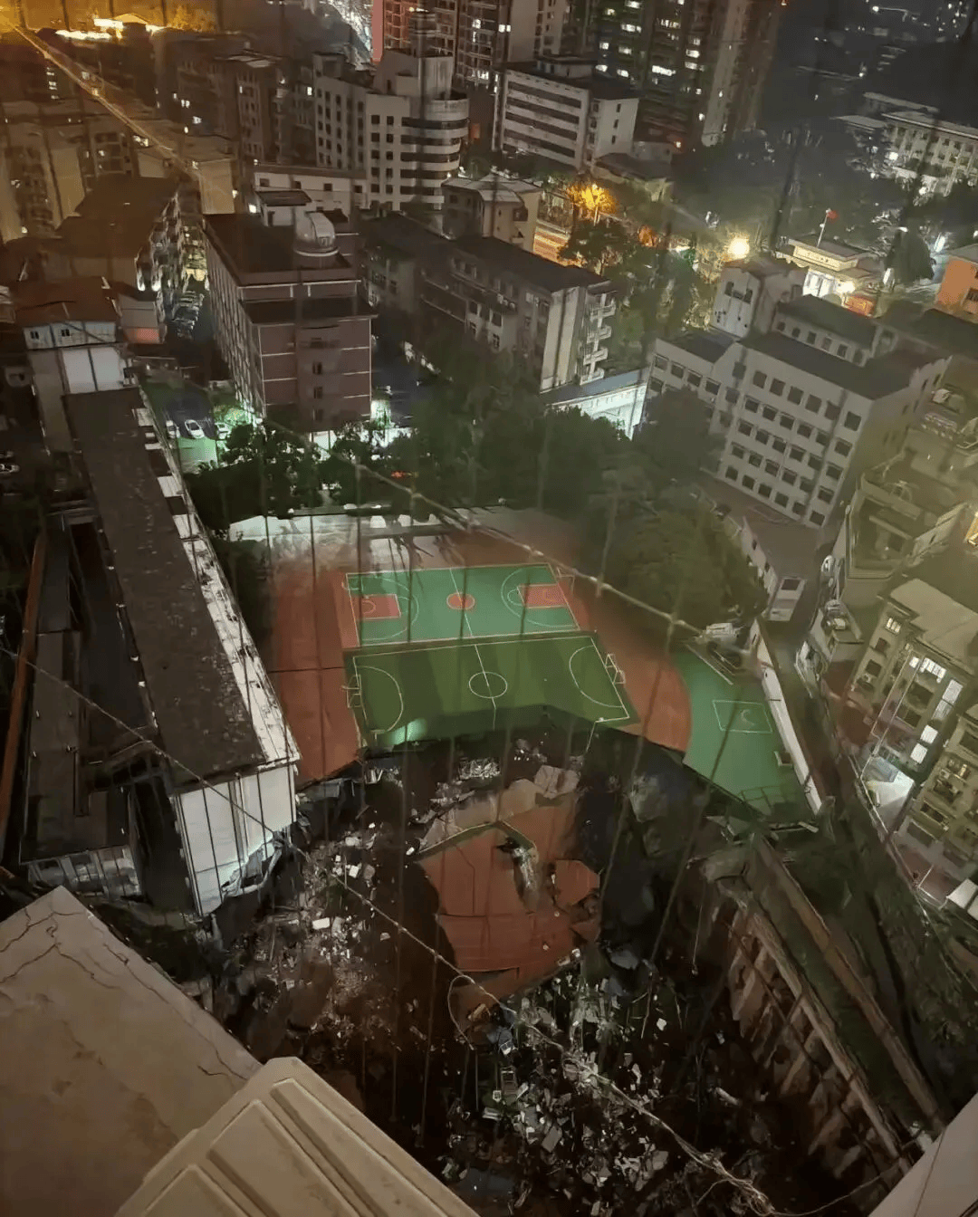 近4000人小学突发坍塌形成巨大坑洞<strong></p>
<p>贝因美股票</strong>,操场塌下去一半,“还好发生在夜里”