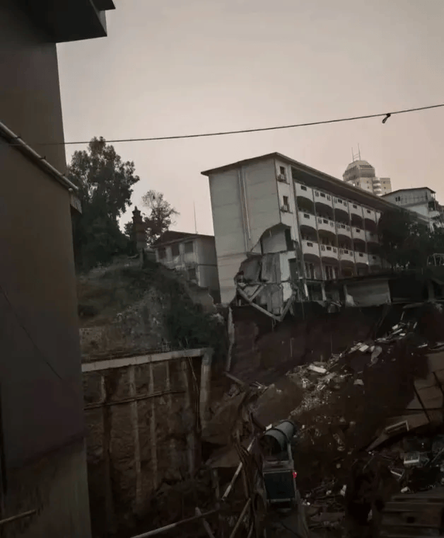 近4000人小学突发坍塌形成巨大坑洞<strong></p>
<p>贝因美股票</strong>,操场塌下去一半,“还好发生在夜里”