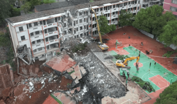 近4000人小学突发坍塌形成巨大坑洞<strong></p>
<p>贝因美股票</strong>,操场塌下去一半,“还好发生在夜里”