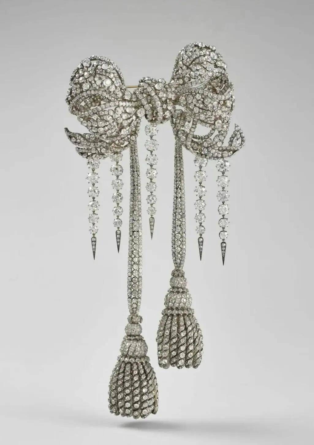 卢浮宫被盗的珠宝中<strong></p>
<p>贝因美股票</strong>,有拿破仑送给妻子的爱情信物