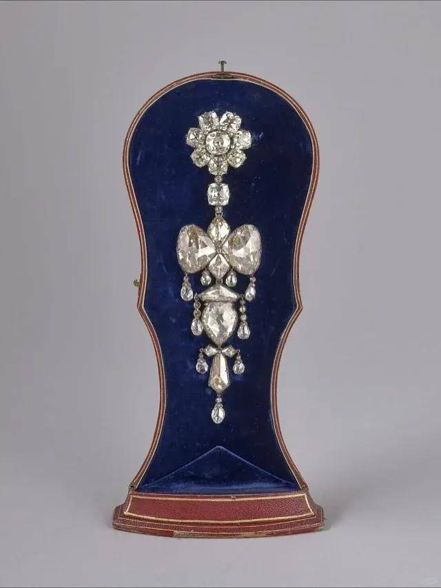 卢浮宫被盗的珠宝中<strong></p>
<p>贝因美股票</strong>,有拿破仑送给妻子的爱情信物