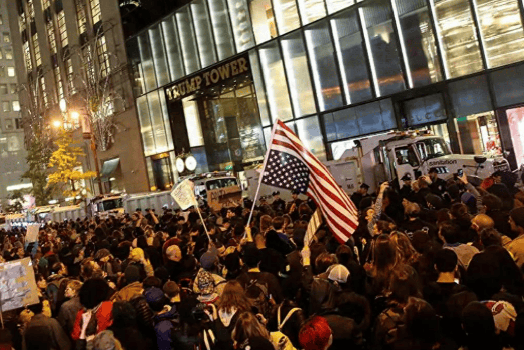 全美50州揭竿而起<strong></p>
<p>股票指数</strong>，要求特朗普立刻下台，中国这一招美国招架不住