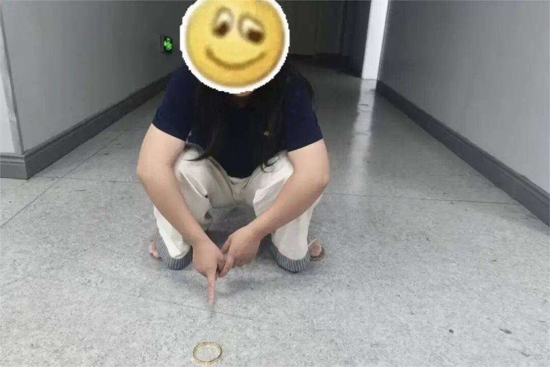 江西一新娘金手镯婚前被堂嫂掉包成铜手镯<strong></p>
<p>股票指数</strong>,堂嫂事后还淡定去吃席,目前已被采取刑事强制措施