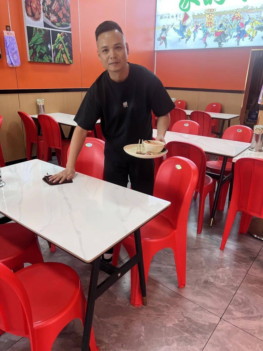小伙到广州一猪脚饭店吃免费“2号餐”<strong></p>
<p>海澜之家股票</strong>，突然跪地道谢，老板娘：以后要吃饭就直接过来