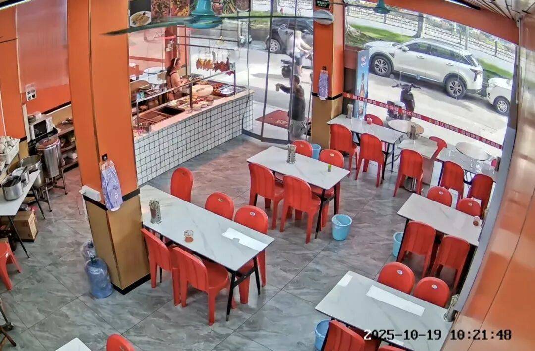 小伙到广州一猪脚饭店吃免费“2号餐”<strong></p>
<p>海澜之家股票</strong>，突然跪地道谢，老板娘：以后要吃饭就直接过来