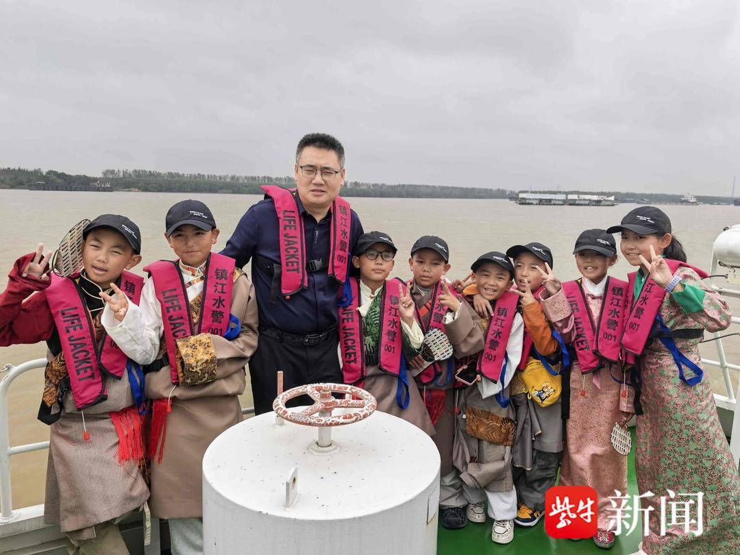 “叔叔是江苏的<strong></p>
<p>海澜之家股票</strong>，将来一定带你们去看看！”镇江警官不忘承诺，四次组织近百名藏区学子来苏研学