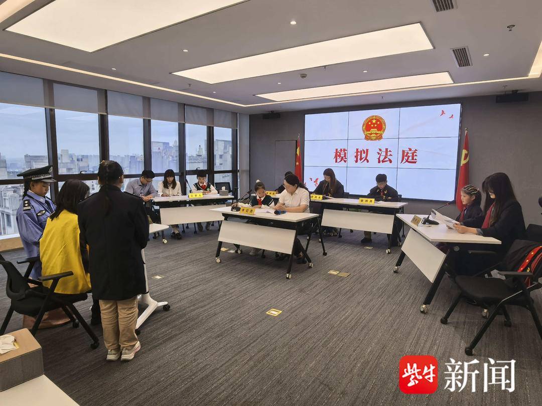 “叔叔是江苏的<strong></p>
<p>海澜之家股票</strong>，将来一定带你们去看看！”镇江警官不忘承诺，四次组织近百名藏区学子来苏研学