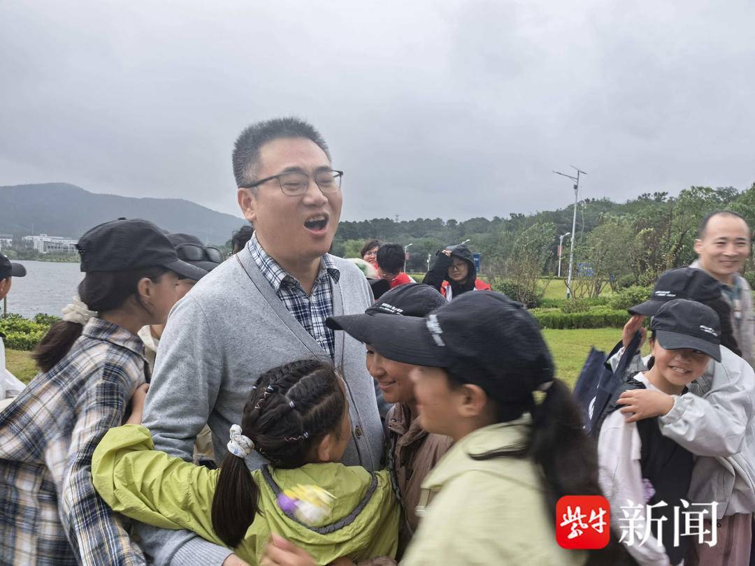 “叔叔是江苏的<strong></p>
<p>海澜之家股票</strong>，将来一定带你们去看看！”镇江警官不忘承诺，四次组织近百名藏区学子来苏研学