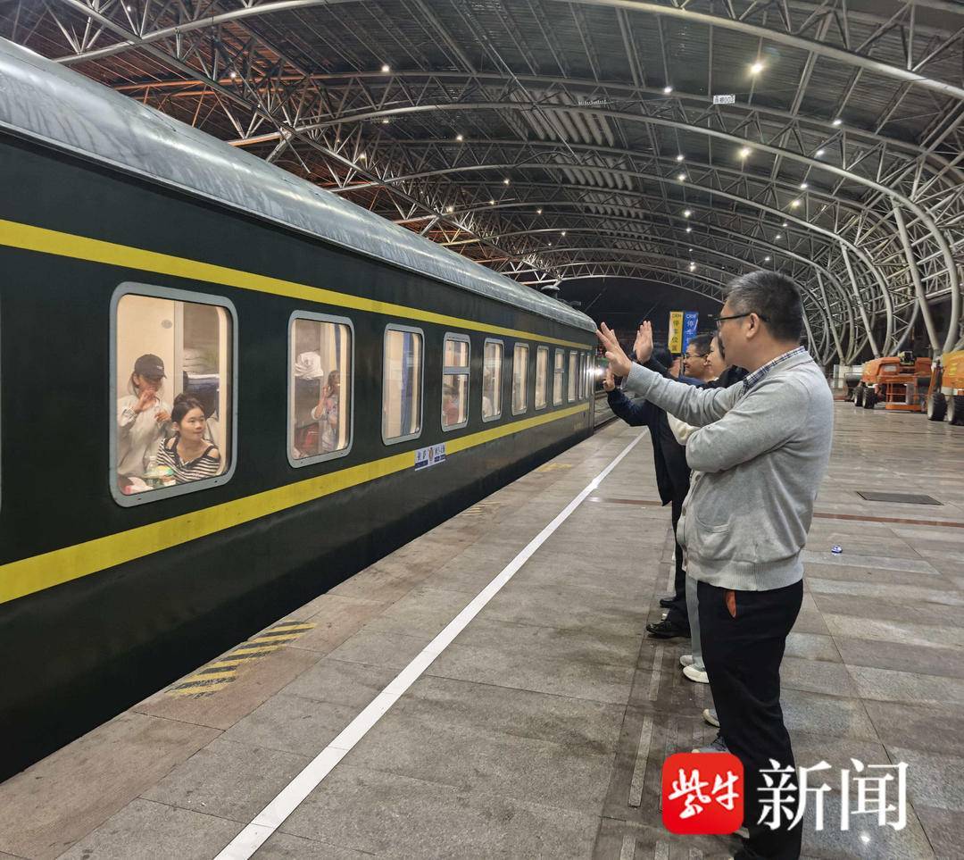 “叔叔是江苏的<strong></p>
<p>海澜之家股票</strong>，将来一定带你们去看看！”镇江警官不忘承诺，四次组织近百名藏区学子来苏研学