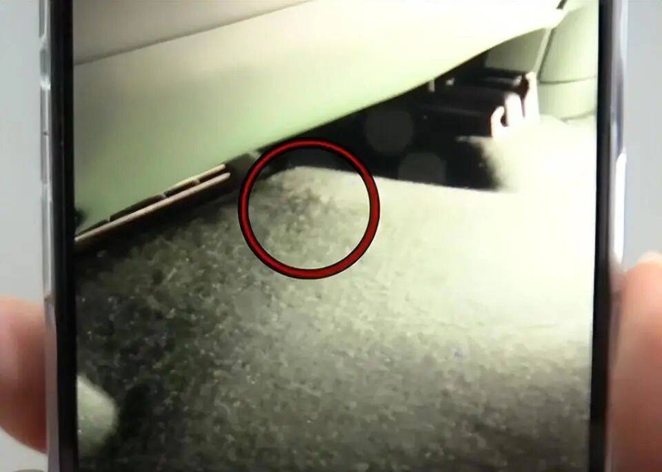 小米新车主驾下方掏出“神秘”多余零件!工作人员一片沉默<strong></p>
<p>海澜之家股票</strong>,细思极恐