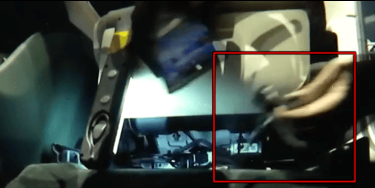 小米新车主驾下方掏出“神秘”多余零件!工作人员一片沉默<strong></p>
<p>海澜之家股票</strong>,细思极恐