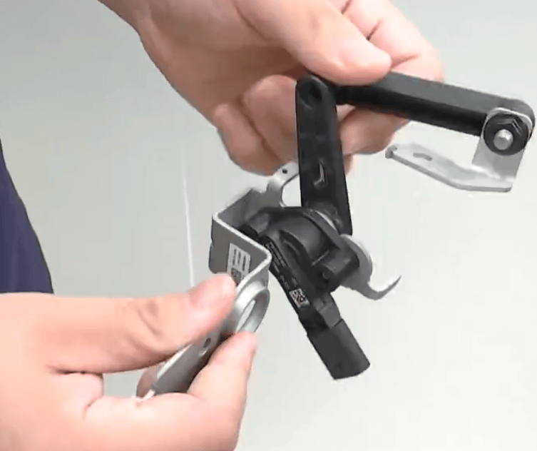 小米新车主驾下方掏出“神秘”多余零件!工作人员一片沉默<strong></p>
<p>海澜之家股票</strong>,细思极恐