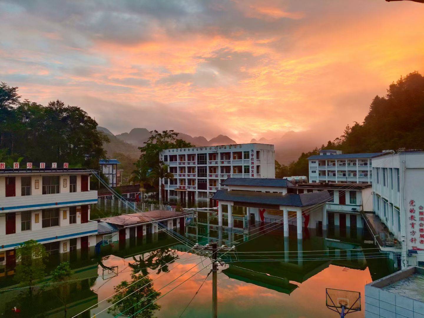 广西内涝20天未退 老人在鸡棚搭煤气灶做饭