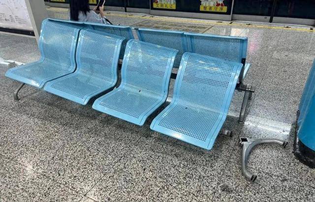 “被吓到了<strong></p>
<p>海澜之家股票</strong>,有点痛还特别尴尬”,事发上海一地铁站,乘客坐上去瞬间懵了