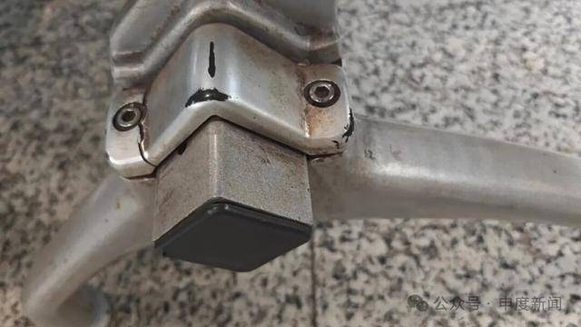 “被吓到了<strong></p>
<p>海澜之家股票</strong>,有点痛还特别尴尬”,事发上海一地铁站,乘客坐上去瞬间懵了