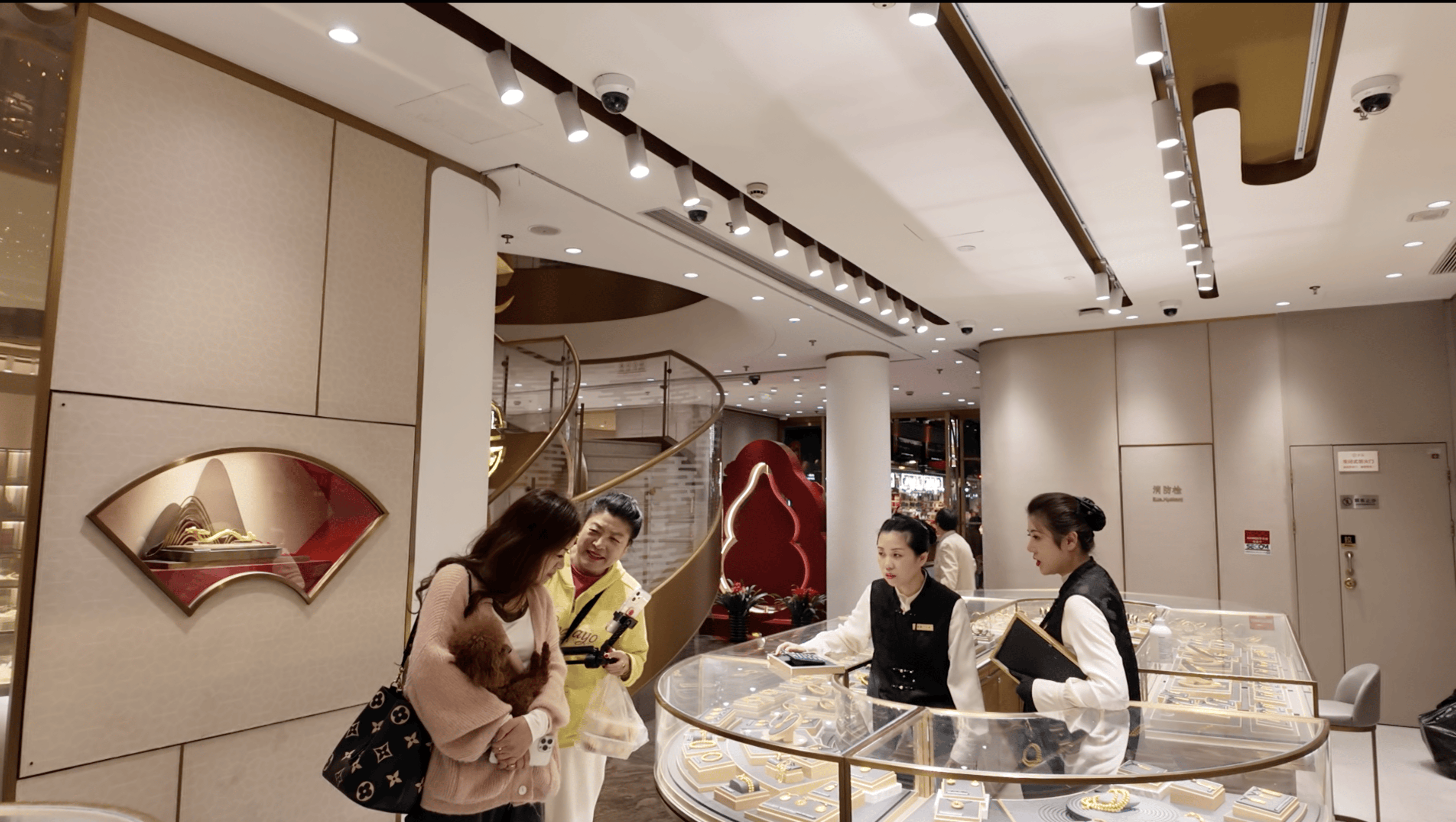 实探|金价惊魂一夜后:“囤金大爷大妈”挤爆金店<strong></p>
<p>海澜之家股票</strong>,拿下百克金条