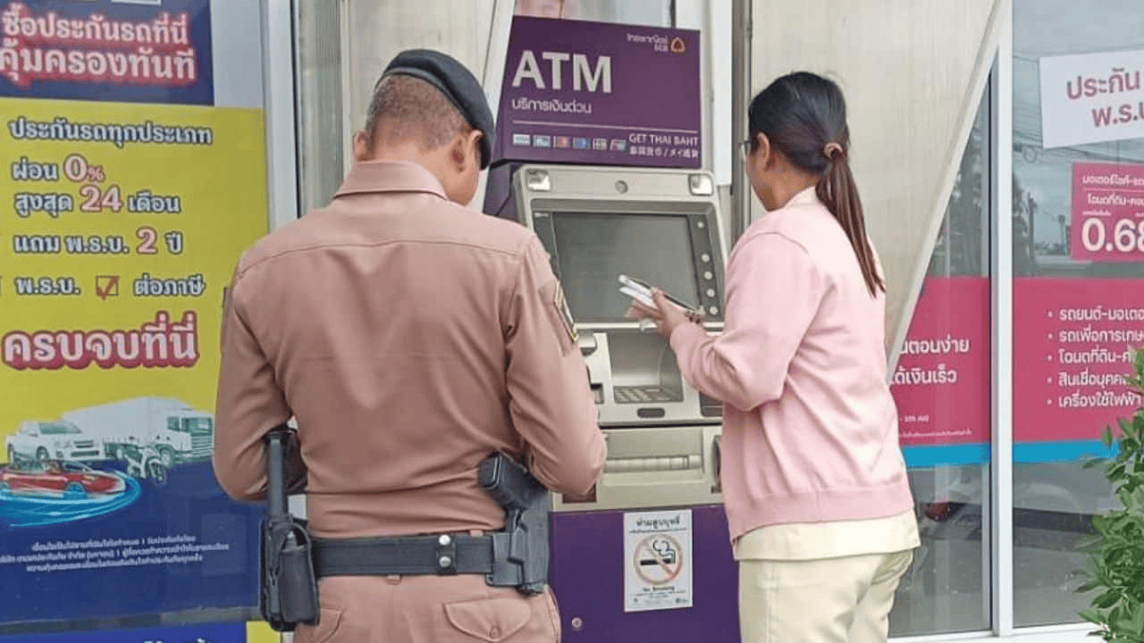 泰国女子在ATM机取钱<strong></p>
<p>君正集团股票</strong>,取款口突然窜出一条蛇