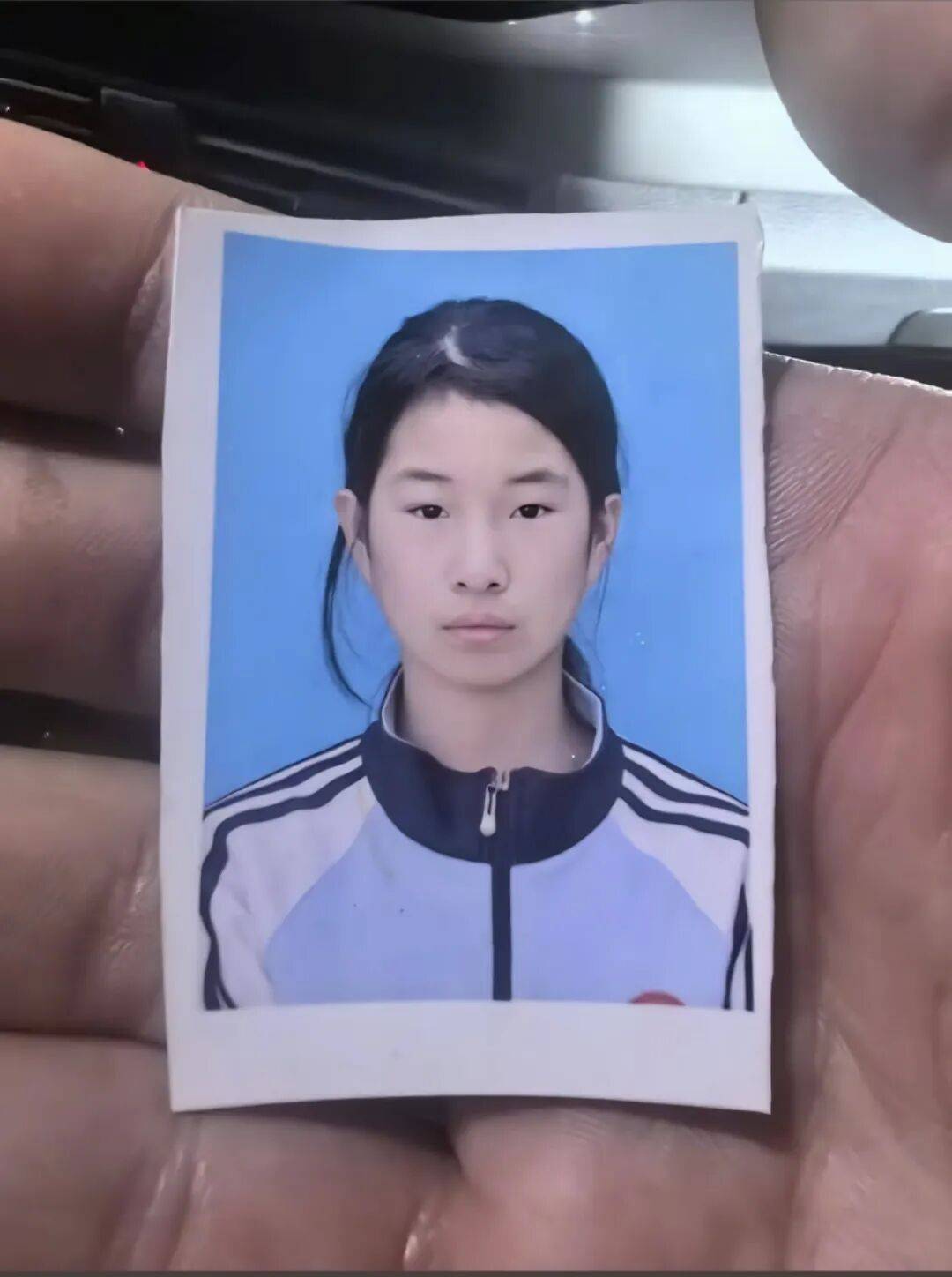 郑州14岁女孩上学途中失联半月<strong></p>
<p>君正集团股票</strong>，在河边发现书包，家属：河中搜寻未果，警方已介入