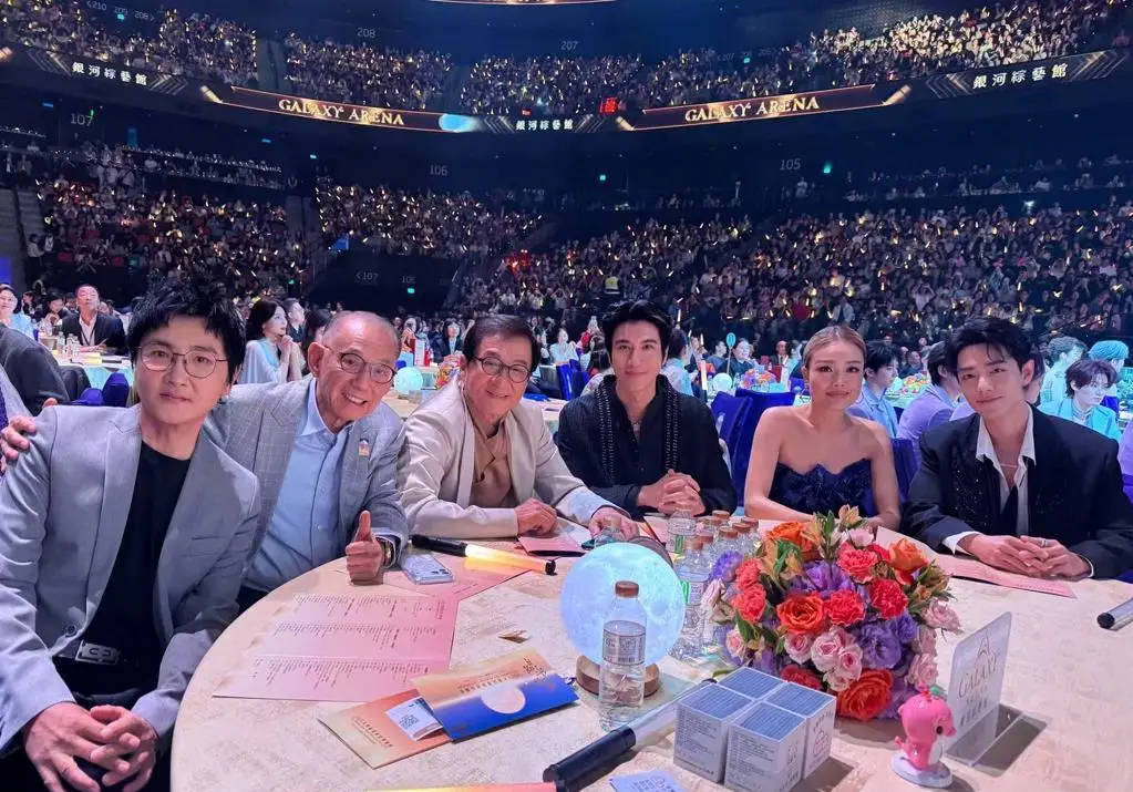 容祖儿回应与成龙误会<strong></p>
<p>君正集团股票</strong>!称成龙摸其后背争议是捕风捉影:我完全没感觉