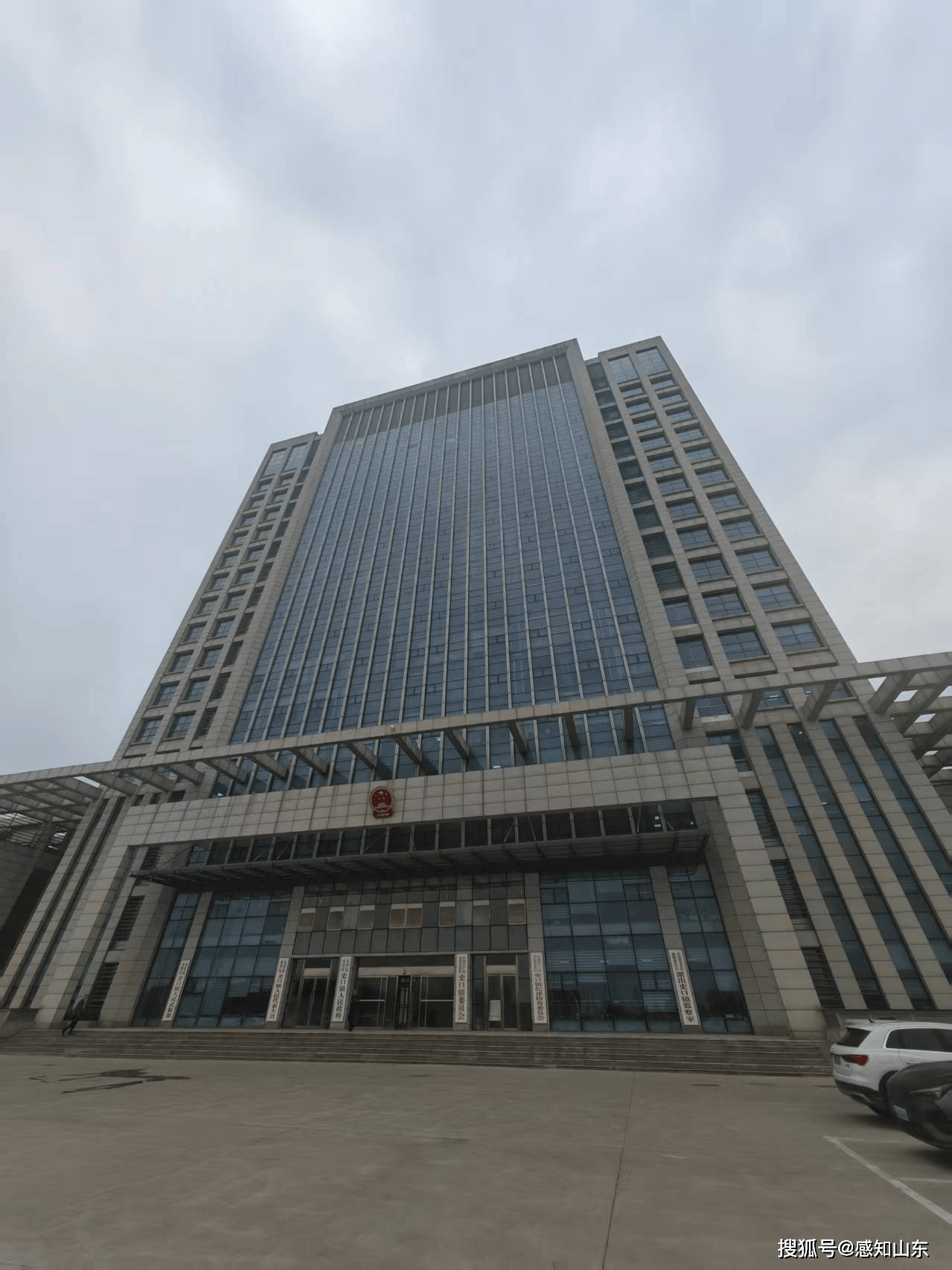 山东东营市一镇政府大楼过于“气派”被质疑超标准<strong></p>
<p>君正集团股票</strong>,镇政府回应:非自建,只租7层