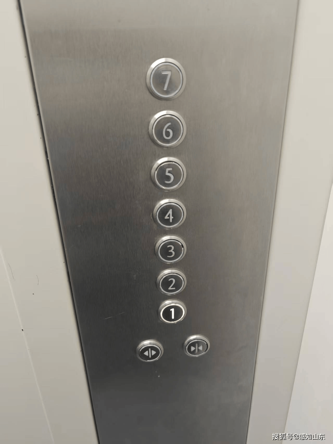 山东东营市一镇政府大楼过于“气派”被质疑超标准<strong></p>
<p>君正集团股票</strong>,镇政府回应:非自建,只租7层