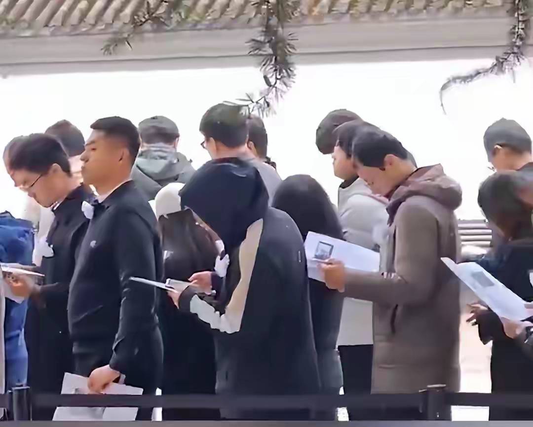 杨振宁追悼会很隆重<strong></p>
<p>君正集团股票</strong>,大儿子未现身,翁帆站家属首位,样子很憔悴