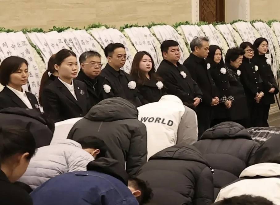 杨振宁追悼会很隆重<strong></p>
<p>君正集团股票</strong>,大儿子未现身,翁帆站家属首位,样子很憔悴