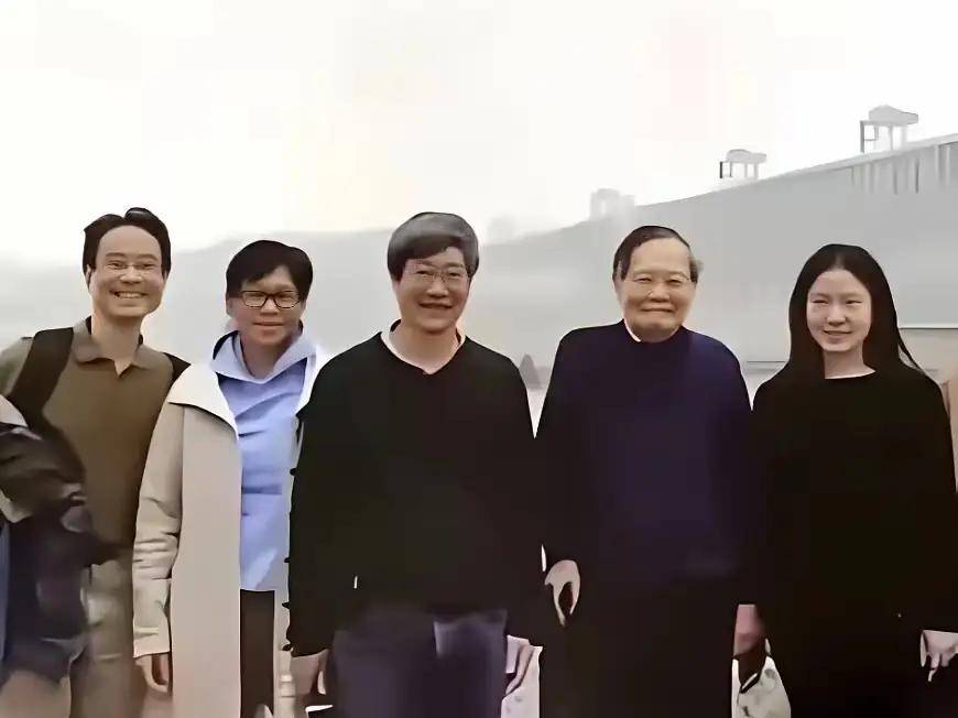 杨振宁追悼会很隆重<strong></p>
<p>君正集团股票</strong>,大儿子未现身,翁帆站家属首位,样子很憔悴