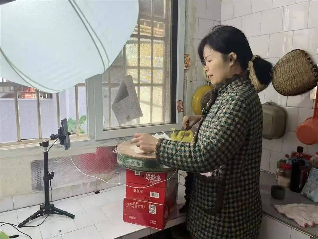 41岁武汉宝妈突然爆火!多次收到央视邀约<strong></p>
<p>君正集团股票</strong>,本人回应