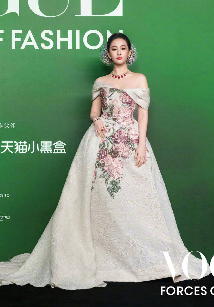 刘亦菲头顶满天星、周冬雨大胆透视装、杨幂顶级高定...VOGUE红毯谁赢了<strong></p>
<p>君正集团股票</strong>?