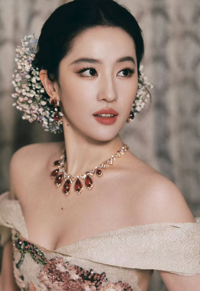 刘亦菲头顶满天星、周冬雨大胆透视装、杨幂顶级高定...VOGUE红毯谁赢了<strong></p>
<p>君正集团股票</strong>?