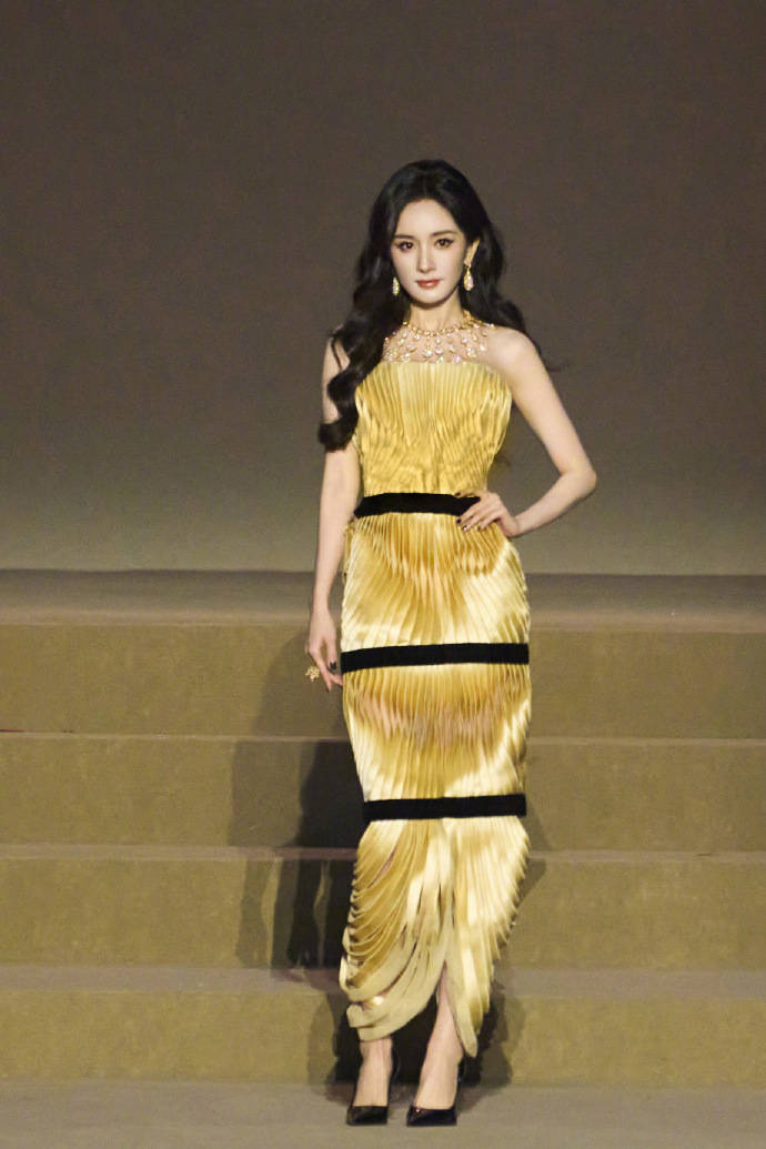 刘亦菲头顶满天星、周冬雨大胆透视装、杨幂顶级高定...VOGUE红毯谁赢了<strong></p>
<p>君正集团股票</strong>?