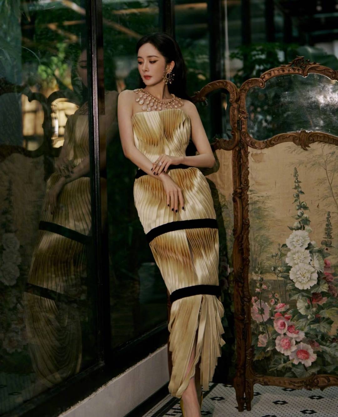 刘亦菲头顶满天星、周冬雨大胆透视装、杨幂顶级高定...VOGUE红毯谁赢了<strong></p>
<p>君正集团股票</strong>?