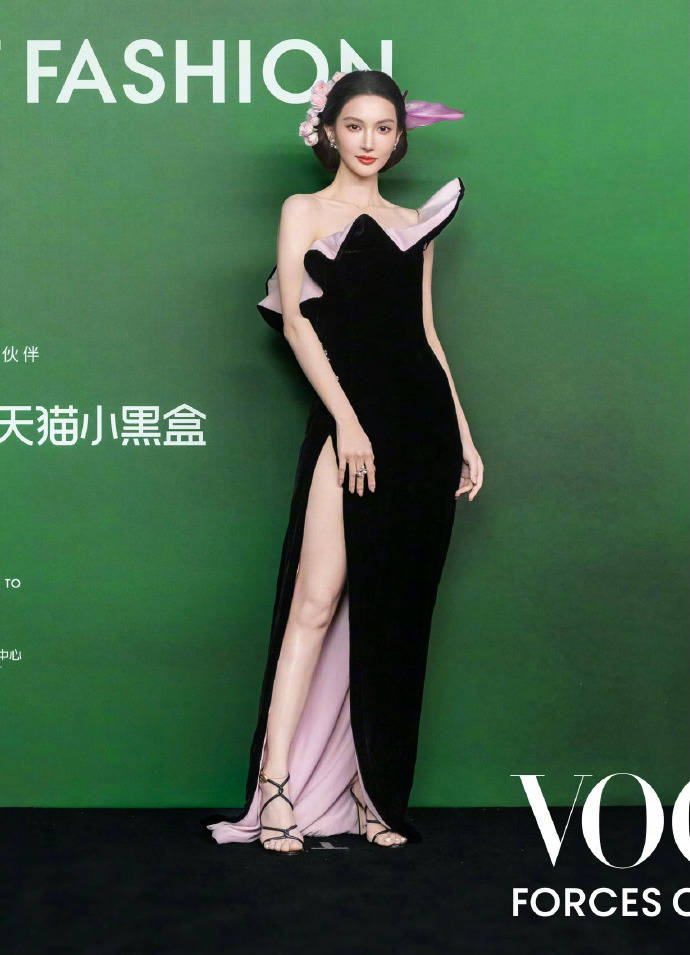 刘亦菲头顶满天星、周冬雨大胆透视装、杨幂顶级高定...VOGUE红毯谁赢了<strong></p>
<p>君正集团股票</strong>?