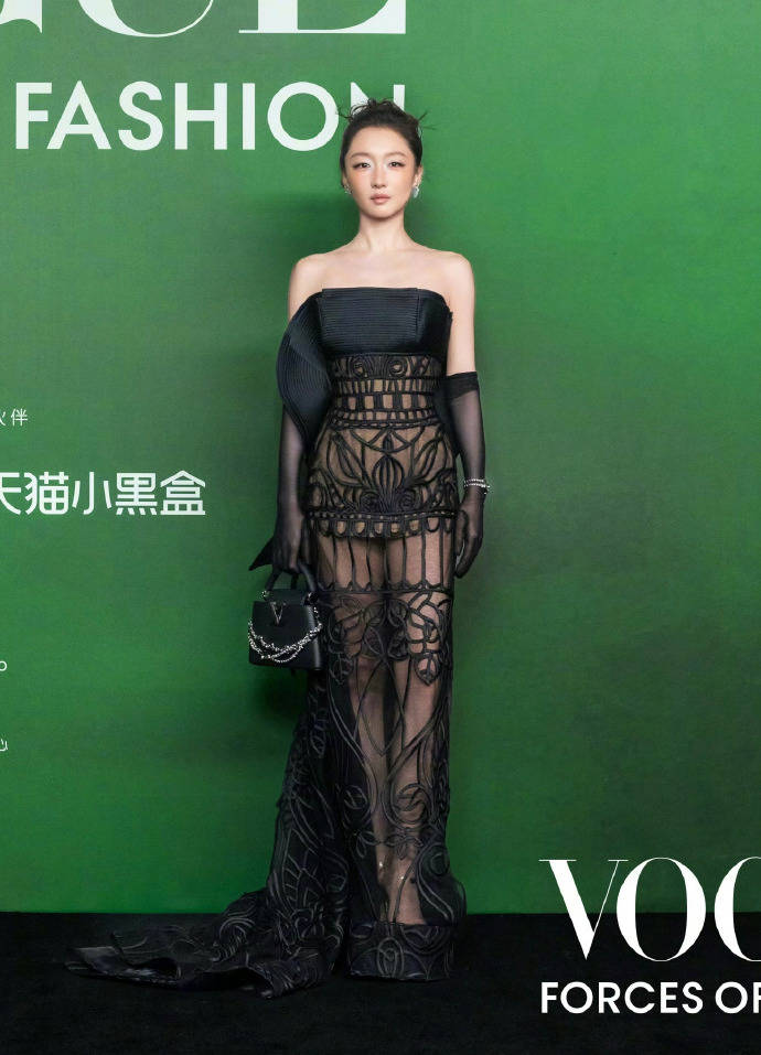 刘亦菲头顶满天星、周冬雨大胆透视装、杨幂顶级高定...VOGUE红毯谁赢了<strong></p>
<p>君正集团股票</strong>?