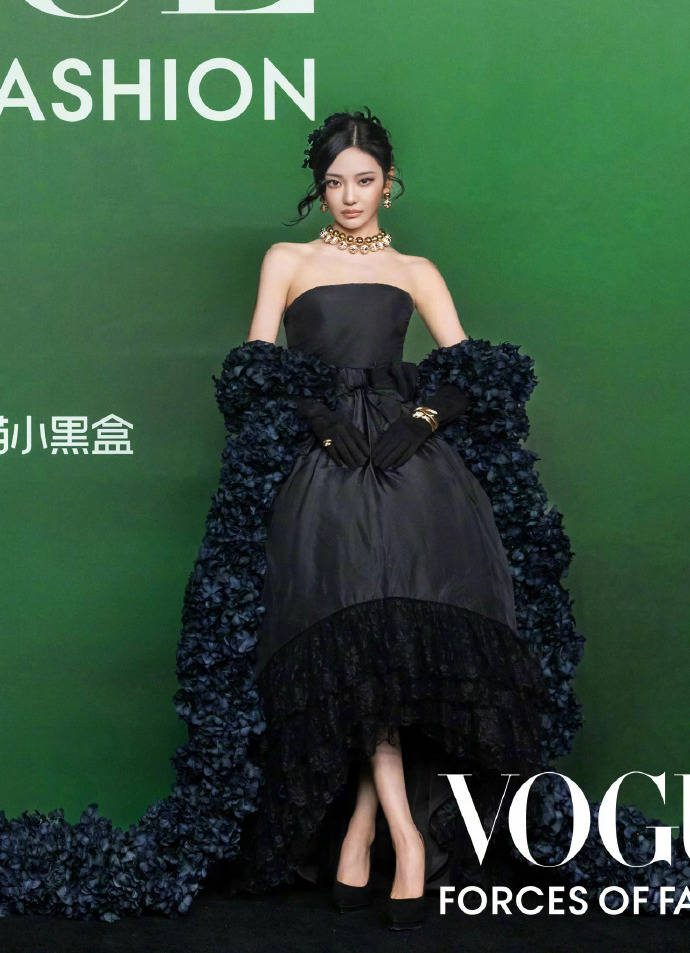 刘亦菲头顶满天星、周冬雨大胆透视装、杨幂顶级高定...VOGUE红毯谁赢了<strong></p>
<p>君正集团股票</strong>?