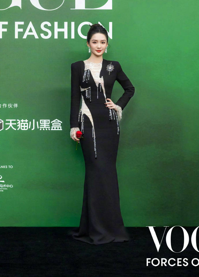 刘亦菲头顶满天星、周冬雨大胆透视装、杨幂顶级高定...VOGUE红毯谁赢了<strong></p>
<p>君正集团股票</strong>?