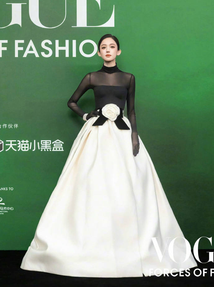 刘亦菲头顶满天星、周冬雨大胆透视装、杨幂顶级高定...VOGUE红毯谁赢了<strong></p>
<p>君正集团股票</strong>?