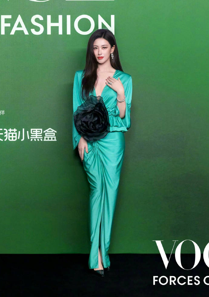 刘亦菲头顶满天星、周冬雨大胆透视装、杨幂顶级高定...VOGUE红毯谁赢了<strong></p>
<p>君正集团股票</strong>?