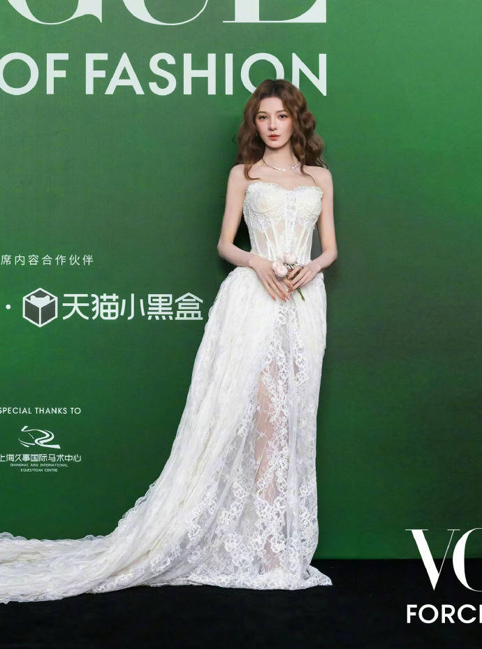 刘亦菲头顶满天星、周冬雨大胆透视装、杨幂顶级高定...VOGUE红毯谁赢了<strong></p>
<p>君正集团股票</strong>?