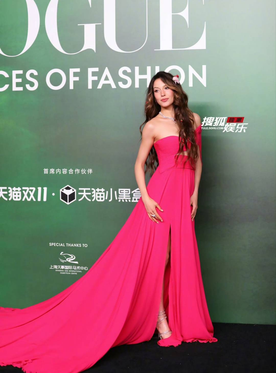 刘亦菲头顶满天星、周冬雨大胆透视装、杨幂顶级高定...VOGUE红毯谁赢了<strong></p>
<p>君正集团股票</strong>?